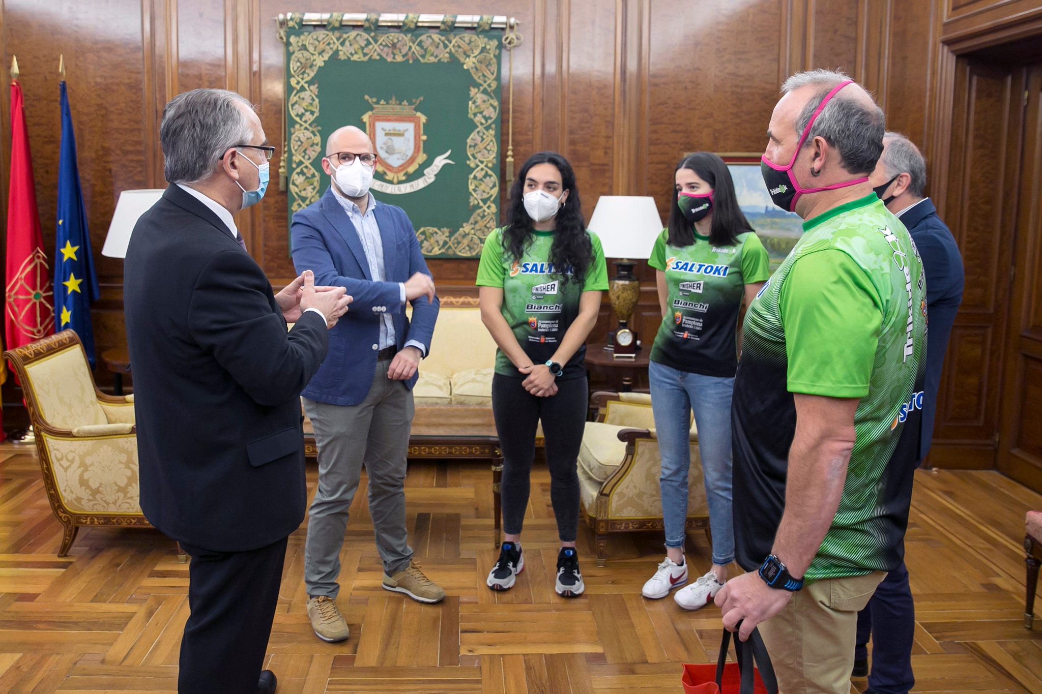 Saltoki Trikideak entrega al Ayuntamiento de Pamplona los trofeos obtenidos en el Campeonato de España de Duatlón por relevos, celebrado en Alcobendas